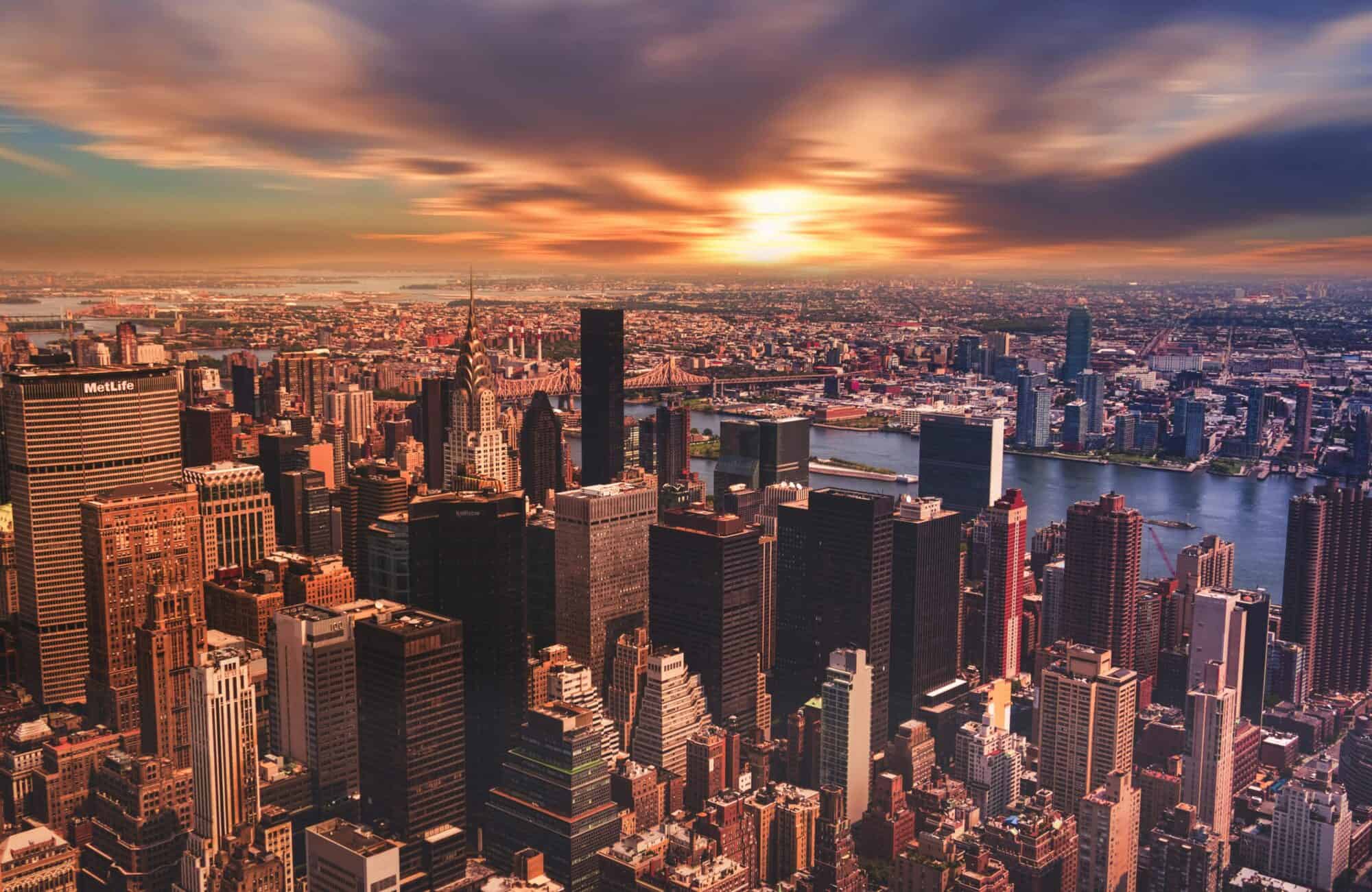 NYC skyline: NYC is a city of hustlers, experiencing high levels of stress, anxiety, burnout, and complex trauma. Get therapy with an experienced EMDR therapist.